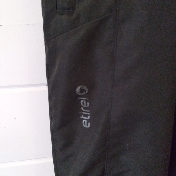 Etirel youth boys snowpants in black with removable straps & waist snap and zip - Picture 4 of 9